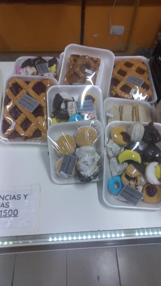 Vidriera de La Esperanza Panadería